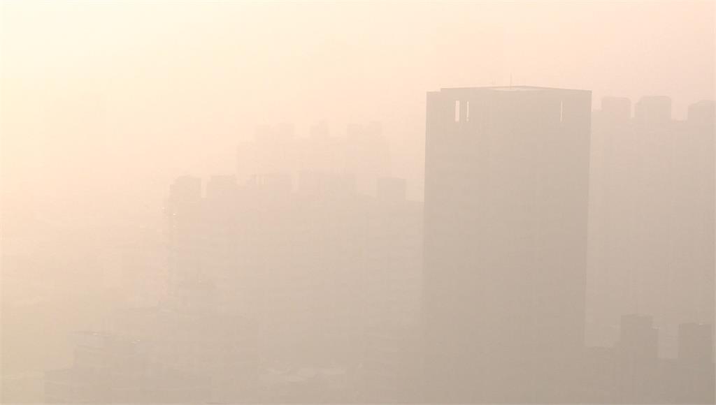 氣象局針對台中市發布濃霧特報，能見度不到200公尺。圖：台視新聞