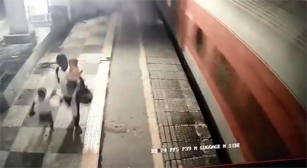 印度男子把妻推向火車後抱2小孩逃走。圖／翻攝自推特@Rajmajiofficial
