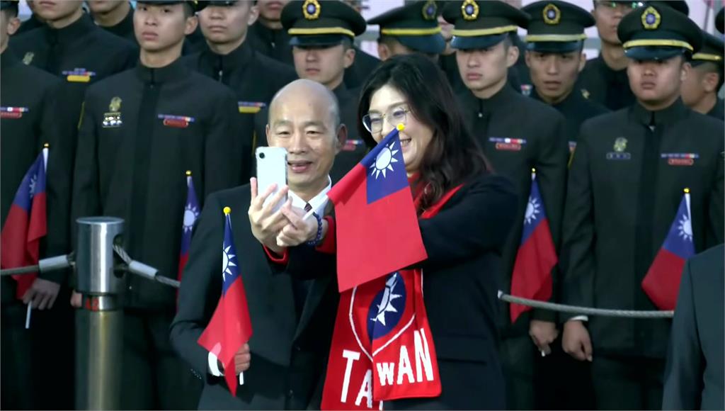 和韓國瑜升旗自拍被誇「像白雪公主」 鄭麗文喊：我會樂一整年