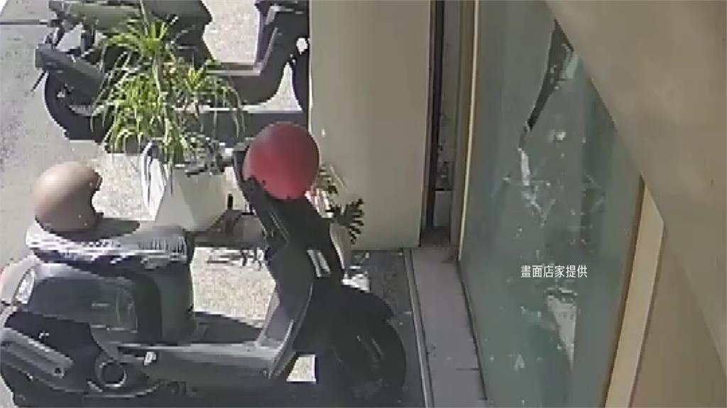 屏東一間服飾店大片落地玻璃突然爆裂，疑似是外頭大太陽，店內開冷氣，內外溫差太大造成。圖／店家提供
