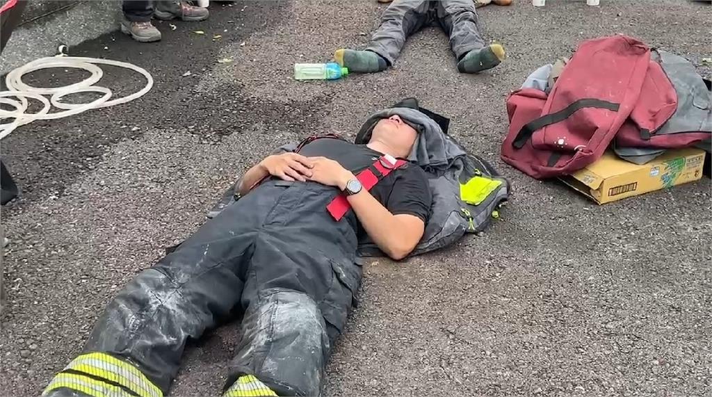 消防員累癱席地而睡。圖／台視新聞