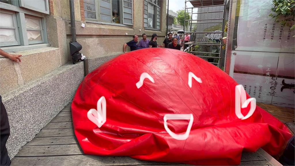 台南紅球遭鋼架刺破消風。圖／翻攝自Facebook@LICHONGLIMTW