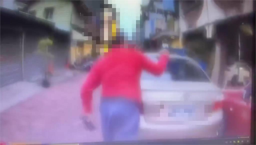 未禮讓行人被揪無照駕駛 男崩潰吼警.鐵頭撞車畫面曝