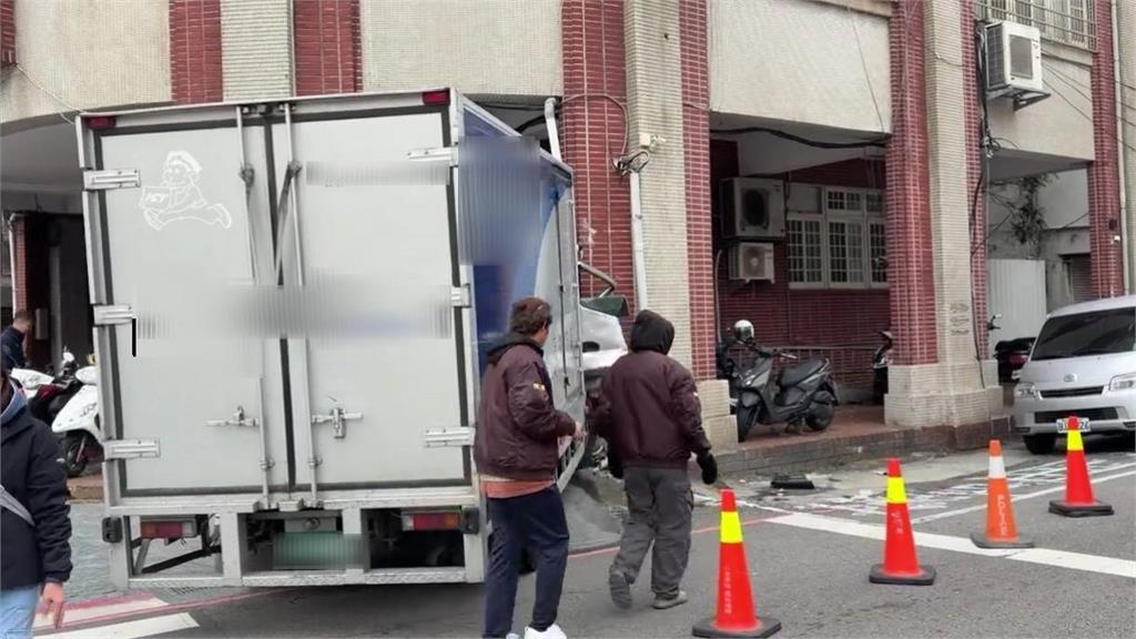 新竹貨車「迎面撞」東門派出所！力道大車頭全毀 駕駛疑恍神