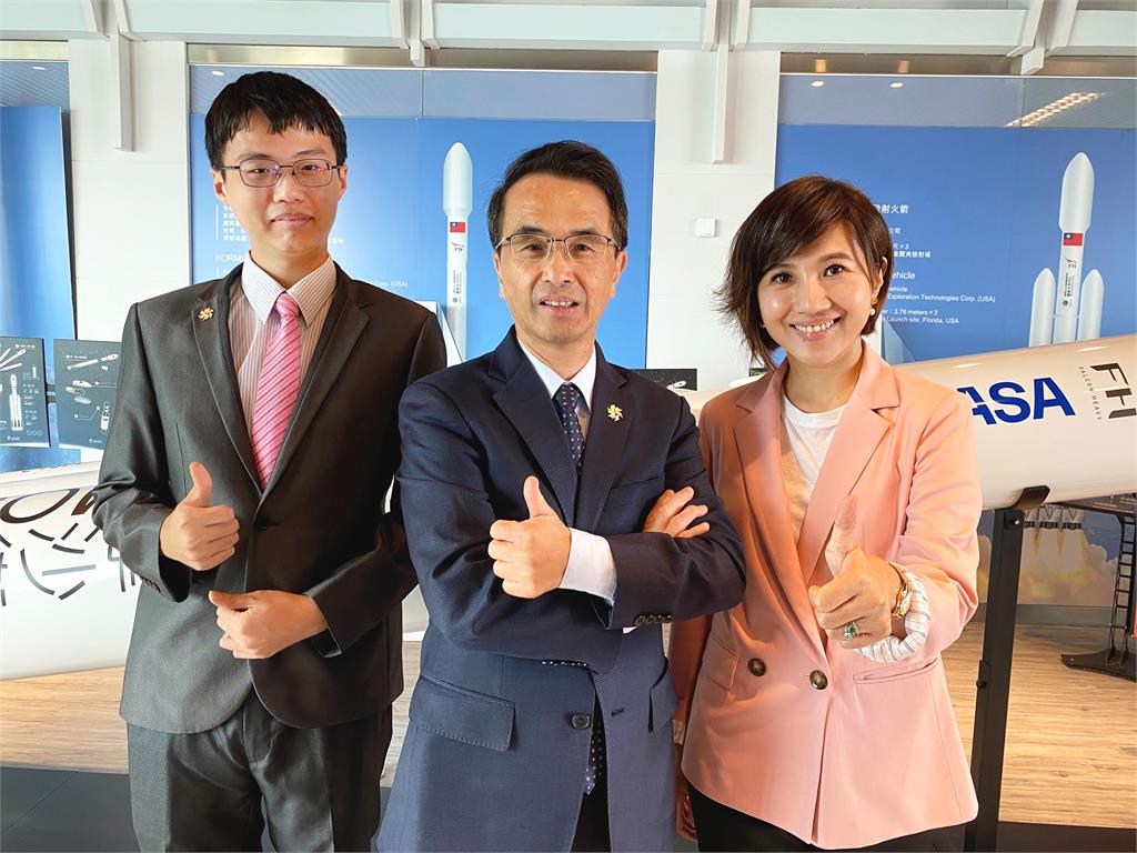 (左起)火箭工程師黃振瑋、太空中心主任吳宗信、台視主播林益如。圖／台視