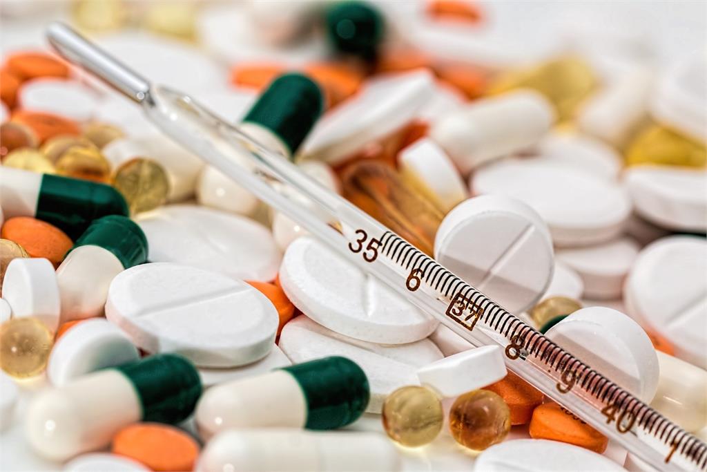 美國一年內服藥過量而死亡的人數首次突破十萬人。示意圖／翻攝自Pixabay