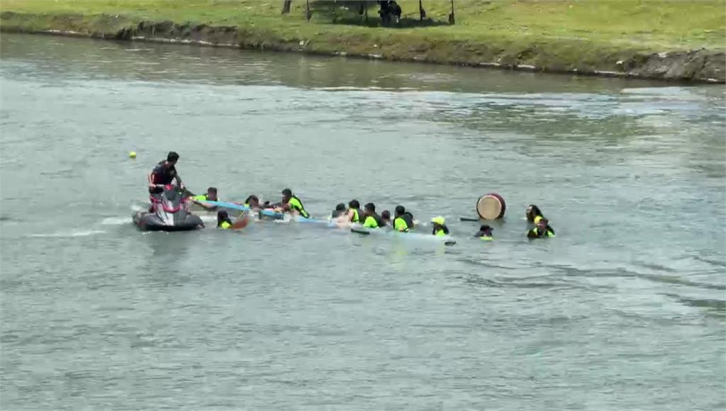 兩度翻船！宜蘭冬山河龍舟比賽傳意外　40名選手落水遭救起