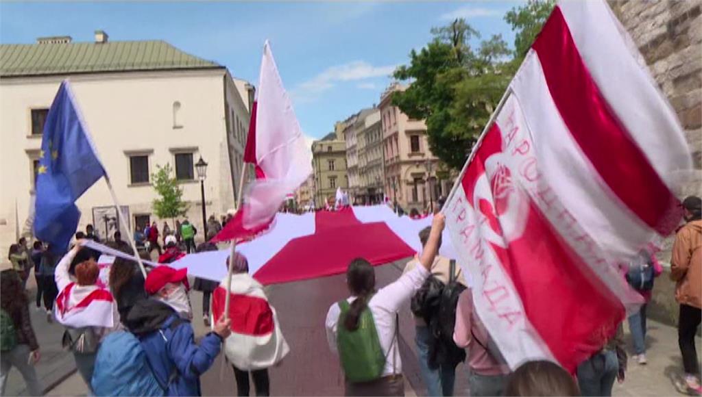 波蘭、立陶宛等國的民眾上街抗議，要求白俄當局放人。圖／AP