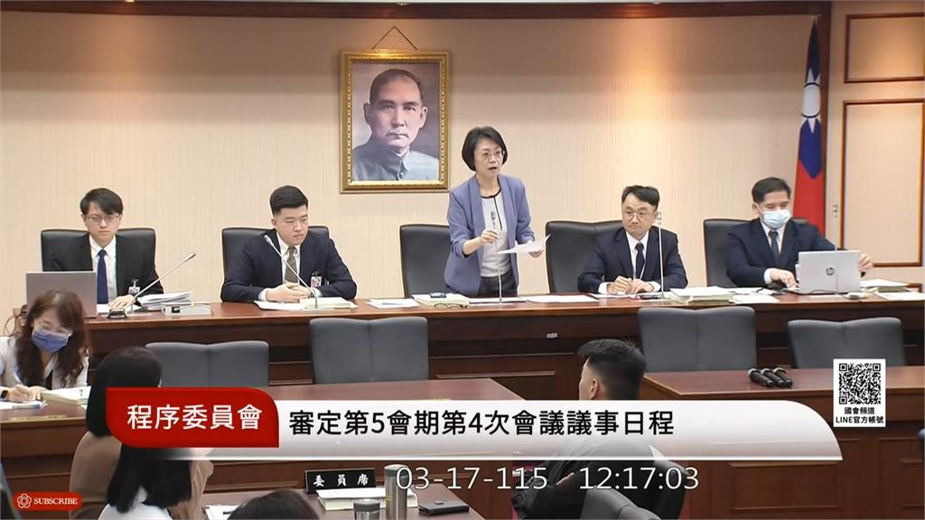 不理台下喊有異議...翁曉玲不表決直接提報院會處理 綠委抗議敲桌怒罵