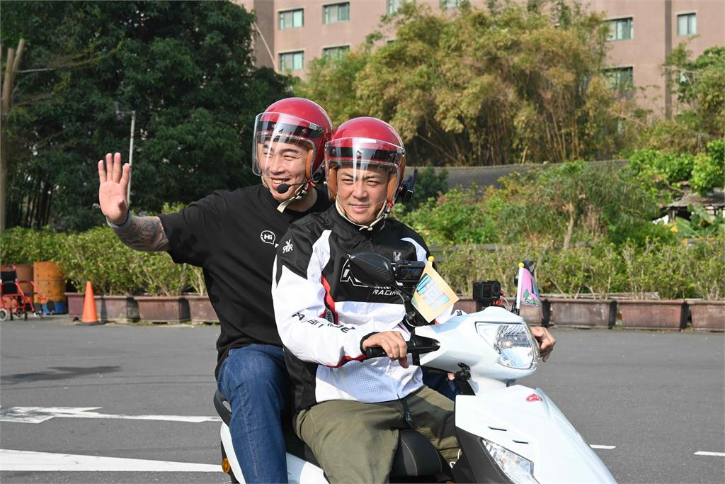 《嗨！營業中》地獄開局！庹宗康曝曬騎車征戰公路「曬到手臂紅腫」