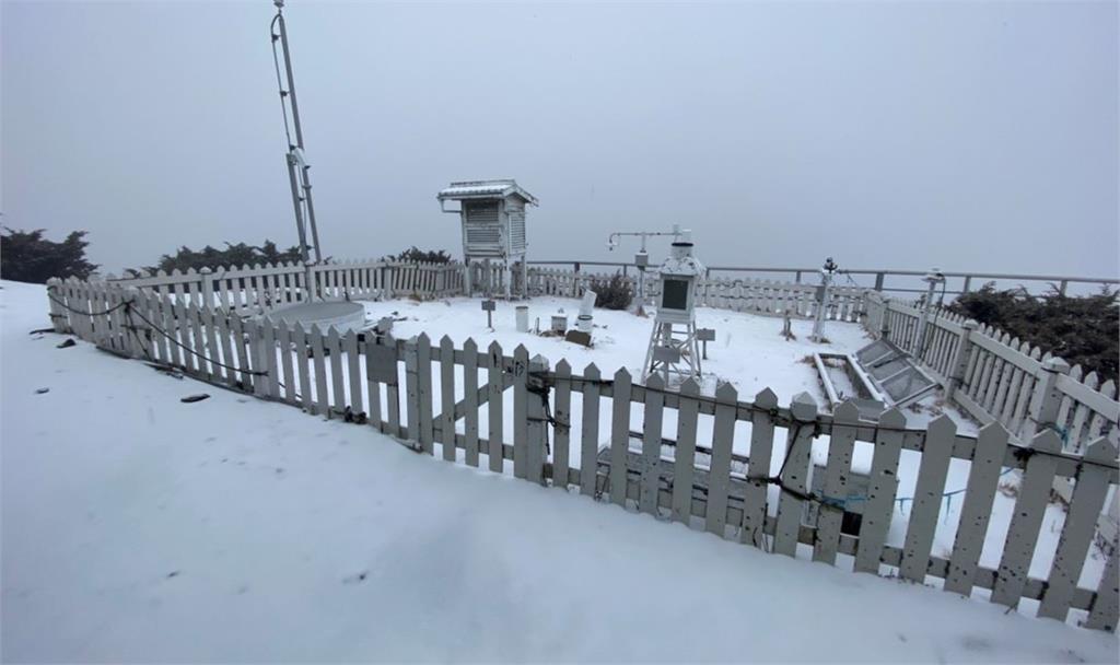 氣象局曝玉山初雪平均發生時間點。圖／玉山氣象站提供（資料畫面）