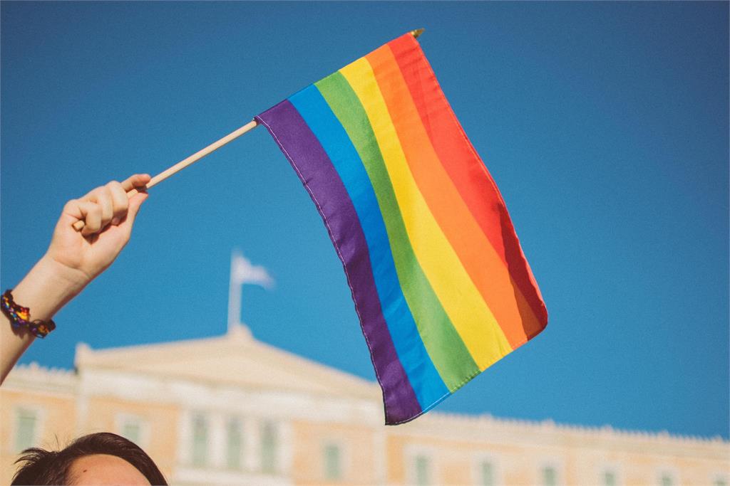 彩虹旗被稱作LGBT驕傲旗和同志驕傲旗。示意圖／翻攝自unsplash