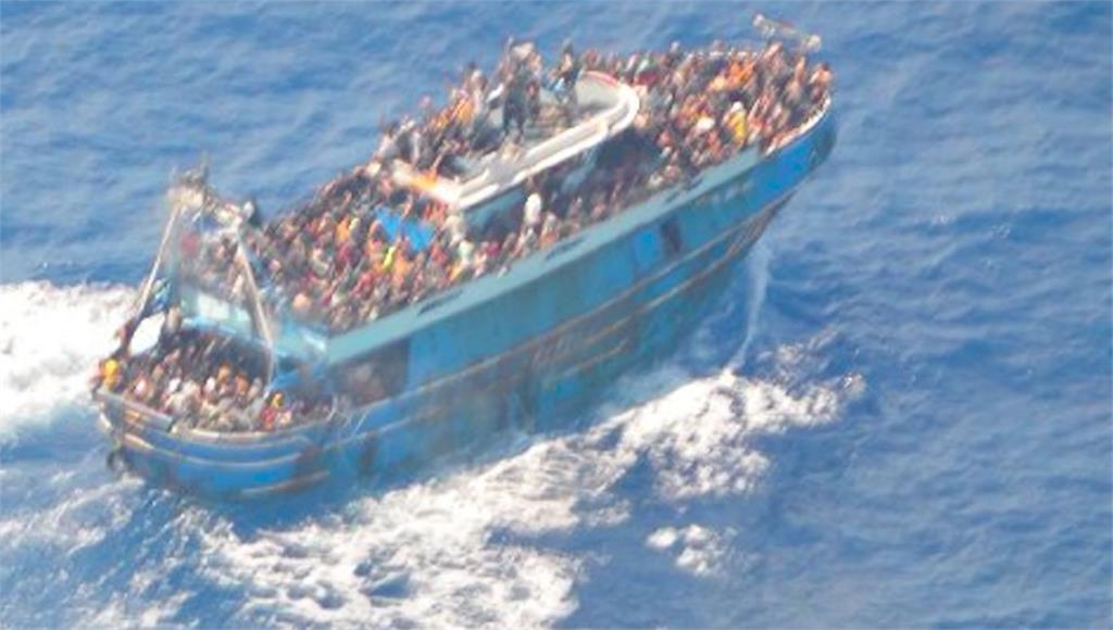 載滿數百人的移民船沉沒希臘外海，至少79死，死亡人數恐再增加。圖／台視新聞