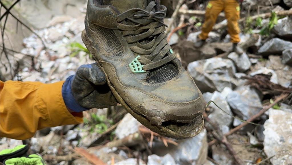 砂卡礑搜救持續進行，步道0.85K處發現一隻球鞋。圖／台視新聞