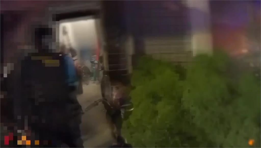 持刀衝下樓砍兄弟！板橋醉男拒捕遭電擊槍制伏