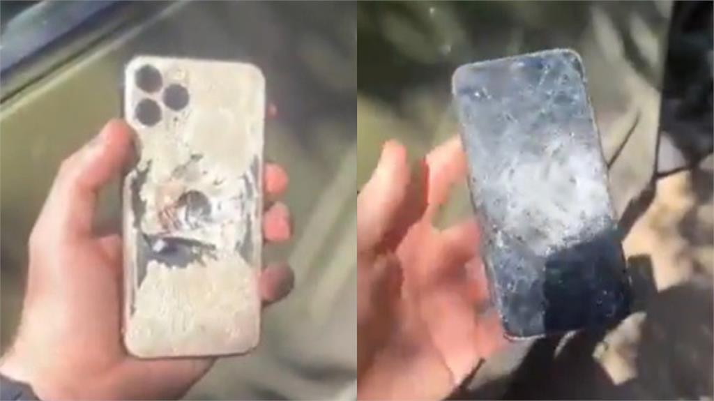 子彈擊爛iPhone，卻沒有射穿。圖／翻攝自Twitter @DefenceU