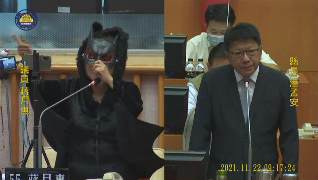 屏東縣議員蔣月惠變身「蝙蝠俠」問捍衛主權，縣長潘孟安反嗆回應，「廢話！這是我身為台灣人應盡的義務。」圖／台視新聞