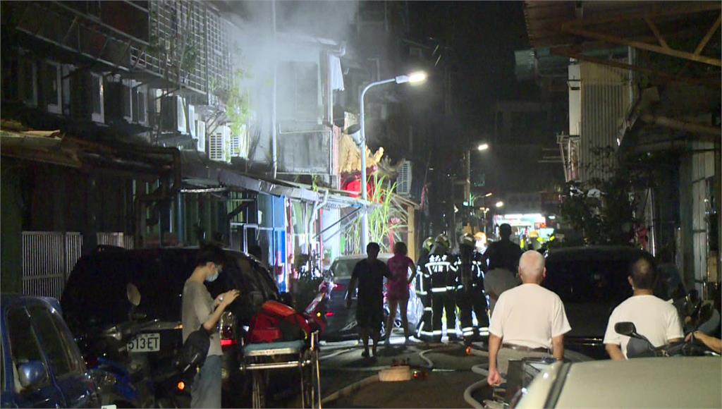 台北市東園街一棟公寓今天凌晨傳出火警意外。圖：台視新聞