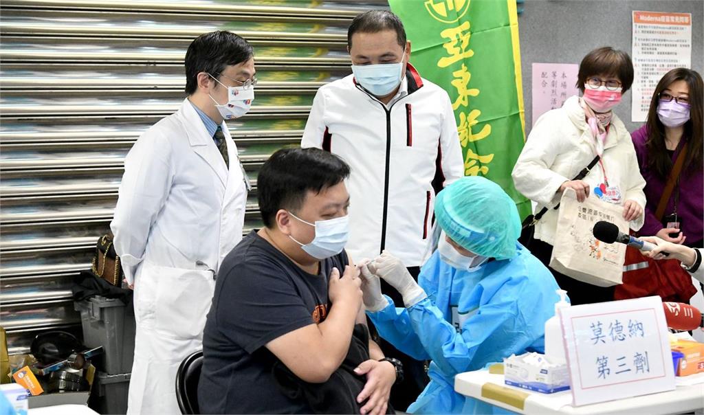 侯友宜視察新北耶誕城疫苗接種站。圖／台北市政府提供
