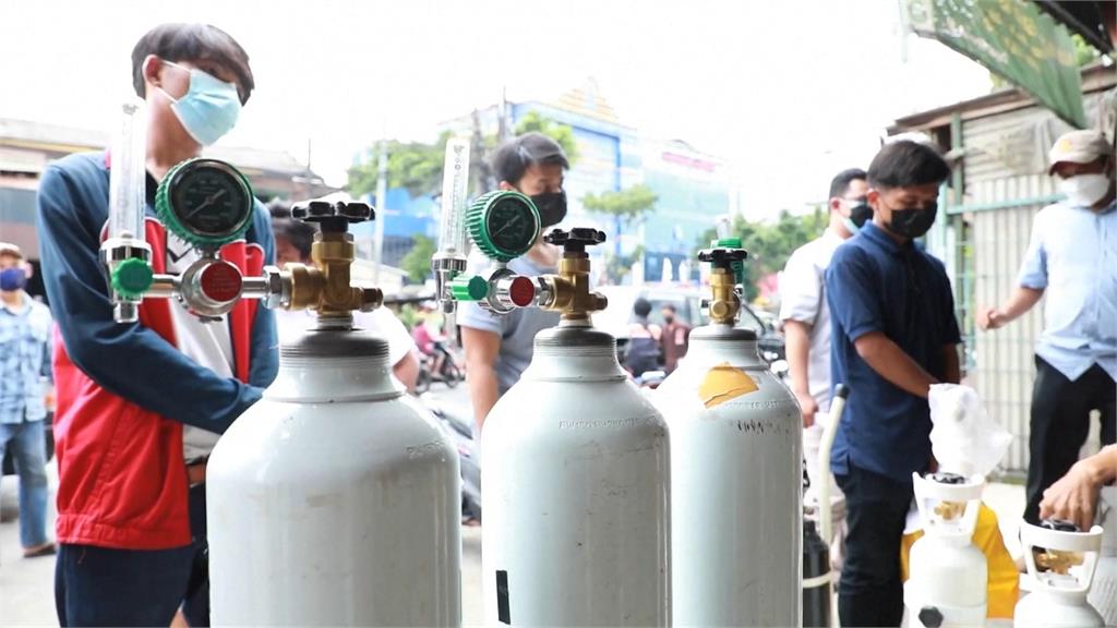印尼醫療體系崩潰，民眾搶買氧氣瓶自力救濟。圖／翻攝自AP Direct