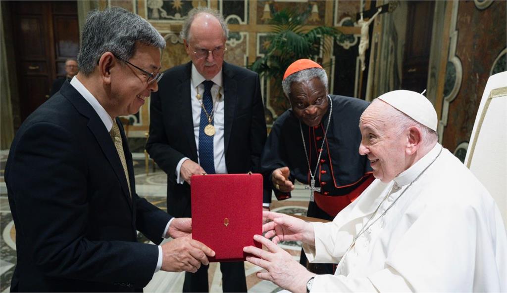 教宗親自授予陳建仁新任院士證章。圖／翻攝自Facebook@駐教廷大使館
