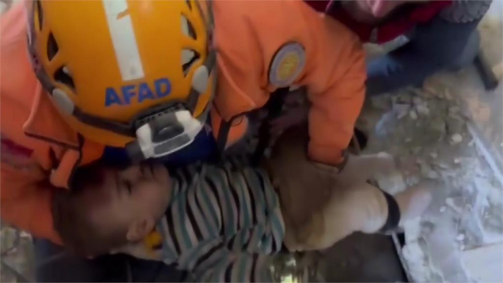 2歲童受困瓦礫堆中79小時，奇蹟獲救。圖／美聯社、路透社