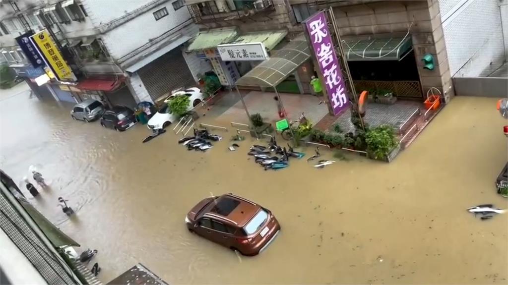 信義區富陽街淹水嚴重。圖／民眾提供