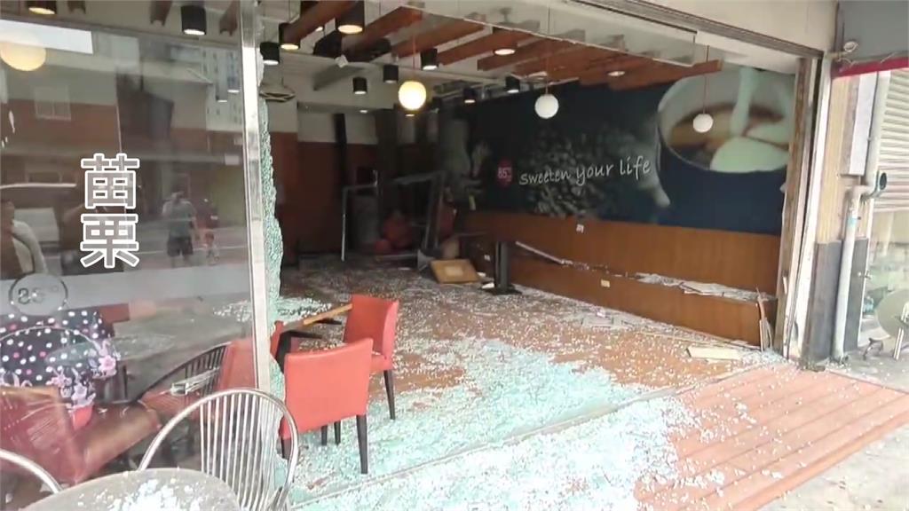 轎車暴衝撞進苗栗一間85度C 　用餐男顧客遭撞身亡