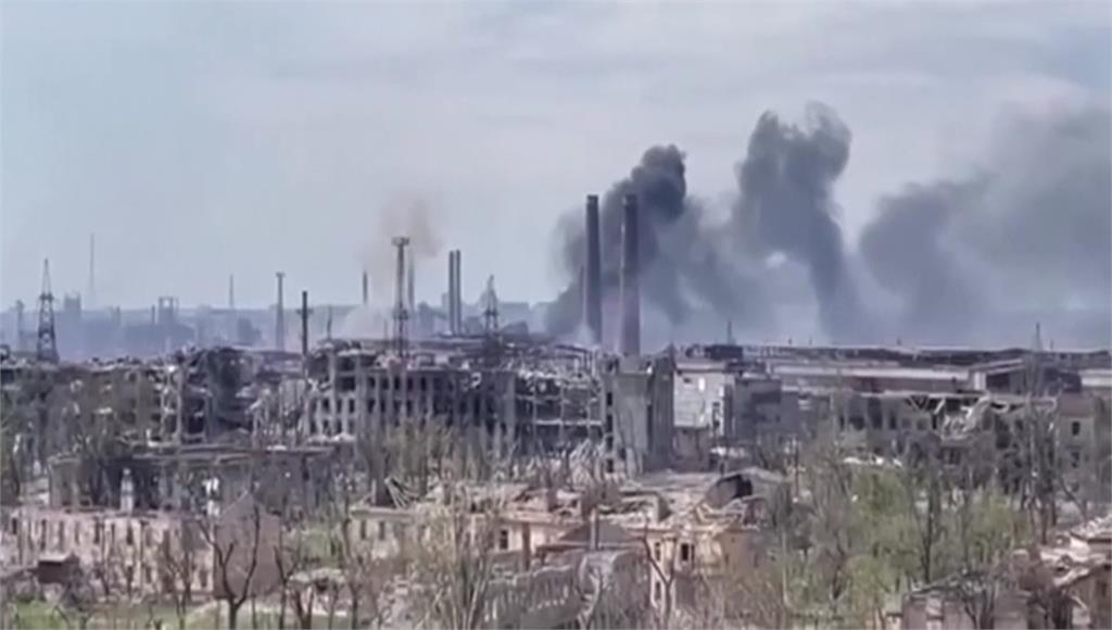 俄軍對馬里烏波爾亞速鋼鐵廠砲火不斷，烏克蘭總統顧問宣稱，攻入鋼鐵廠的俄軍已被擊退。圖／翻攝自AP Direct