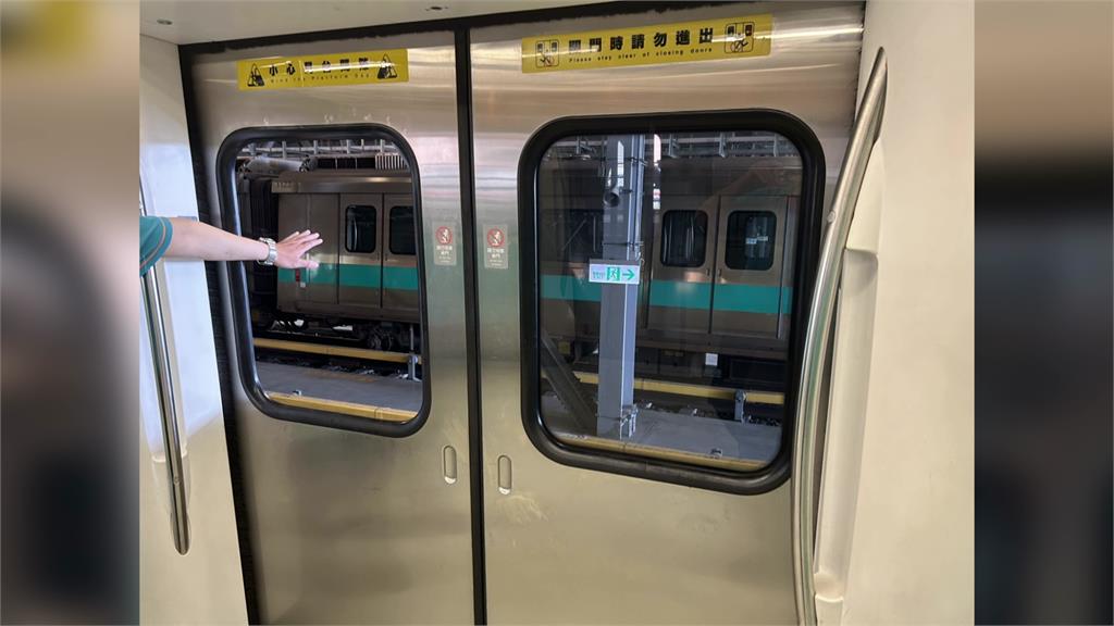 高雄捷運「車門玻璃掉落」！ 初判膠條局部老化釀禍
