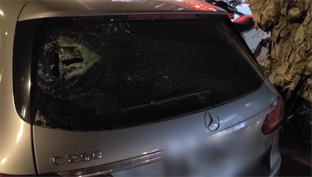 轎車擋風玻璃遭打破。圖／台視新聞