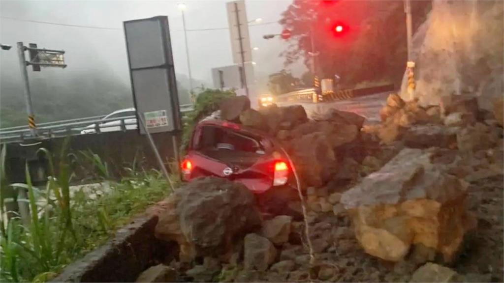 大雨不斷，苗62線發生土石壓車意外。圖／翻攝自網路