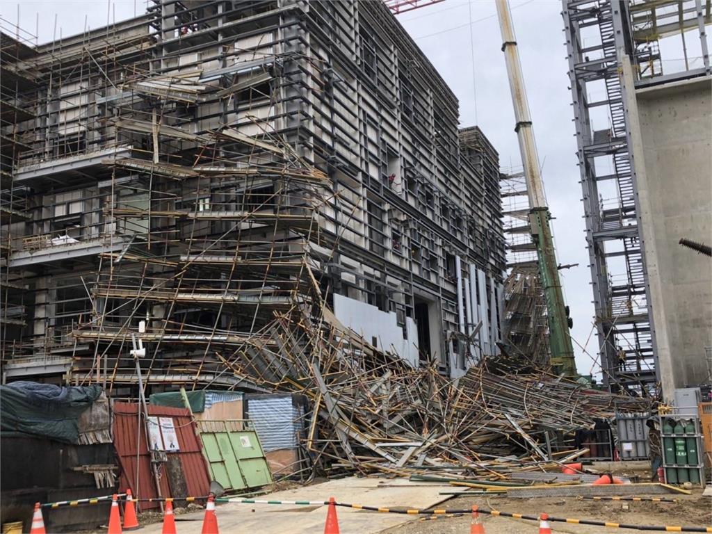 桃園觀音一處電廠發生施工鷹架倒塌。圖／台視新聞