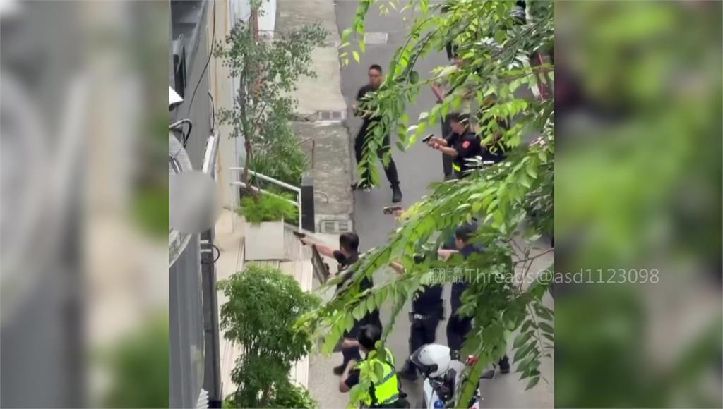 爭執不到半分鐘就揮刀狠殺連襟！6大人4童驚嚇躲2樓教室 警開槍制伏