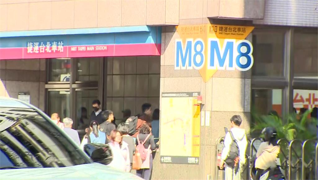 北車捷運站M8出口驚傳有人亮刀！ 警獲報調監視器擴大搜索