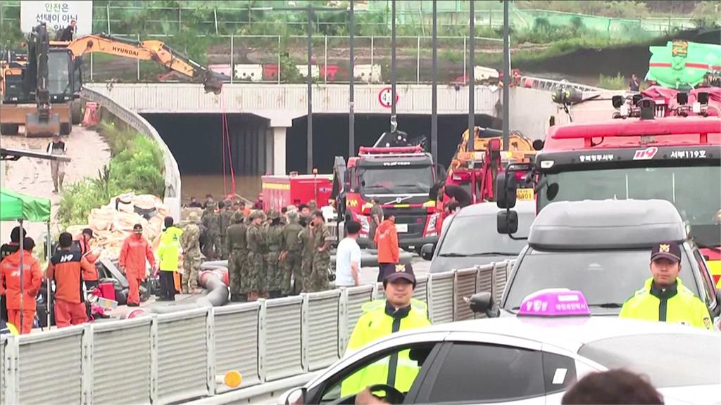 忠清北道五松邑車行地下道被淹沒，警消緊急搶救。圖／路透社