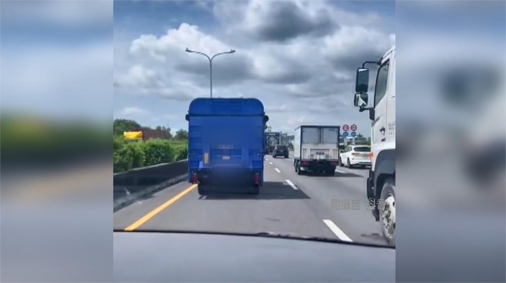 鳴笛聲充耳不聞！ 救護車執勤遭貨車擋道