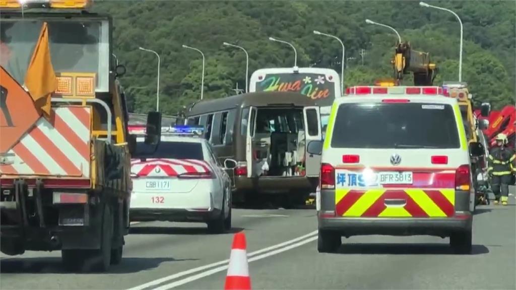 五楊高架軍巴碰撞遊覽車釀11傷 國道回堵3公里塞爆