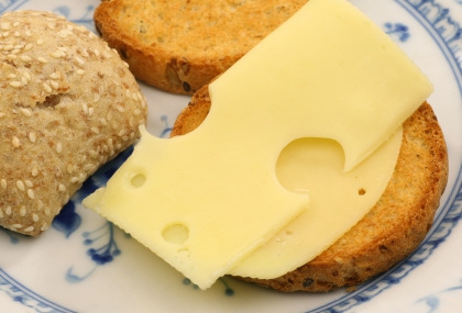 營養師揭十大補鈣食物排行！黑芝麻、小魚乾、地瓜葉都是骨本救星