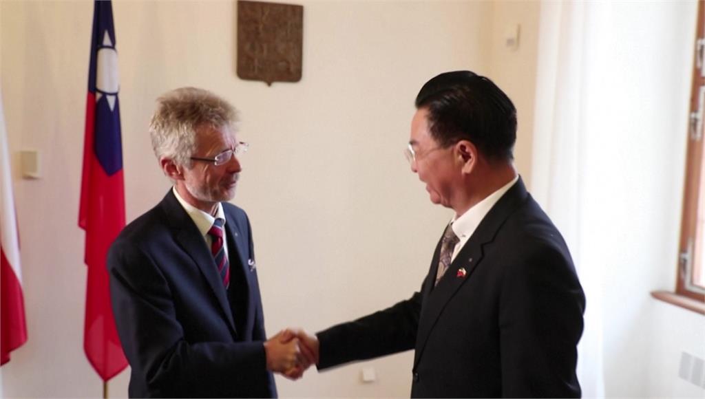 捷克參議院議長維特齊（左）與我國外交部長吳釗燮（右）握手致意。圖／美聯社、路透社