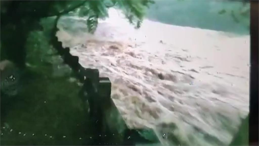 大雨導致虎豹潭溪水暴漲造成6人失蹤，警消全力搜救。圖／台視新聞