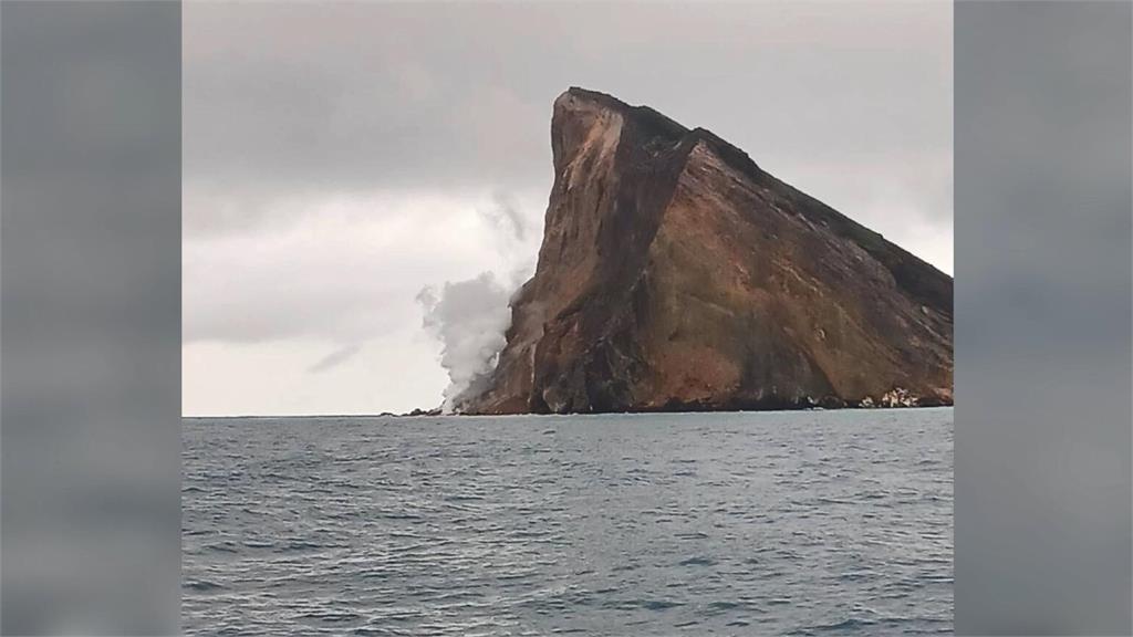 宜蘭龜山島八大奇景之一的「龜島磺煙」再現。圖／台視新聞