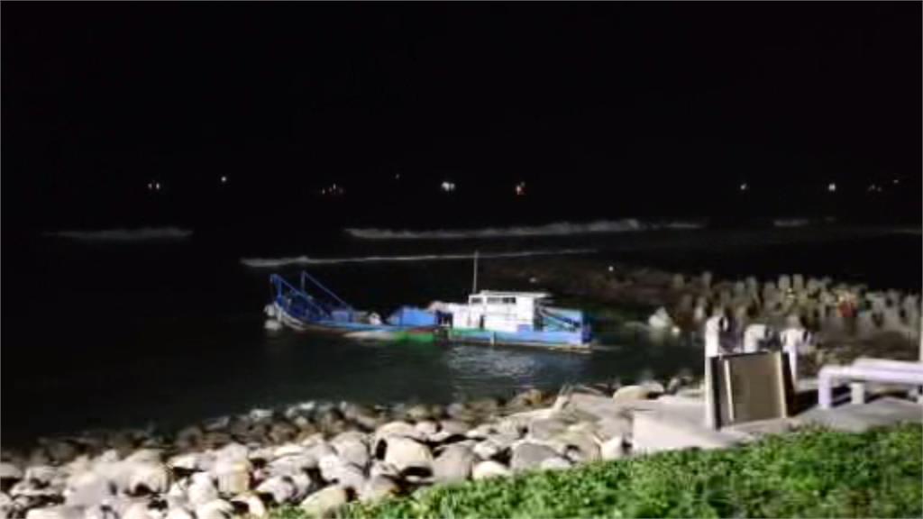 宜蘭頭城竹安溪出海口傳出漁船翻覆意外。圖／台視新聞
