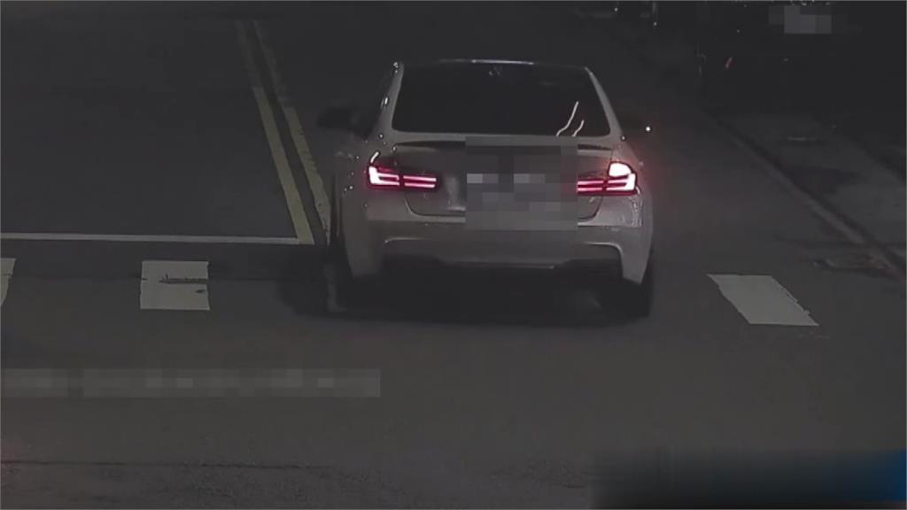 無照釀禍！BMW駕駛失控衝路邊停車格 連撞2車