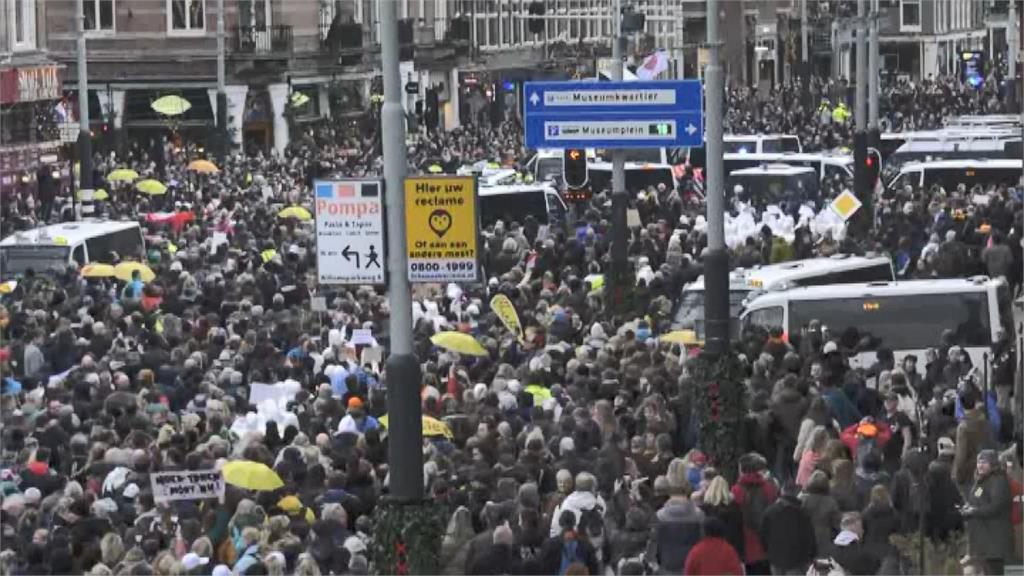 荷蘭首都阿姆斯特丹掀「反防疫示威」。圖／翻攝自AP Direct