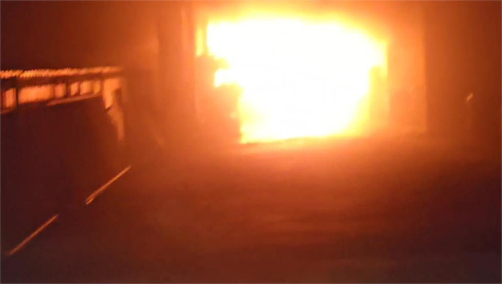 台南工廠驚傳火警！2廠房全面燃燒 警消佈水線急灌救