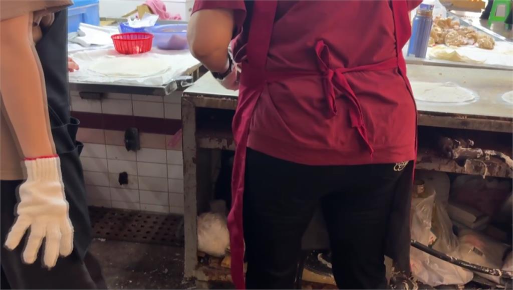 高雄正義市場某春捲攤疑爆集體食物中毒 41人上吐下瀉送醫