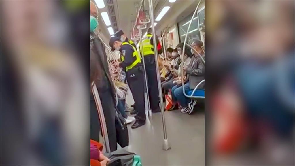 上海有民眾拍到，警方在地鐵車廂檢查乘客手機。圖／路透社、美聯社