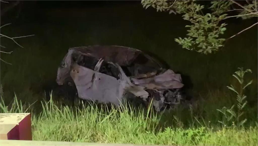 小客車墜國道邊坡全面燃燒　車損嚴重、車內尋獲1焦...