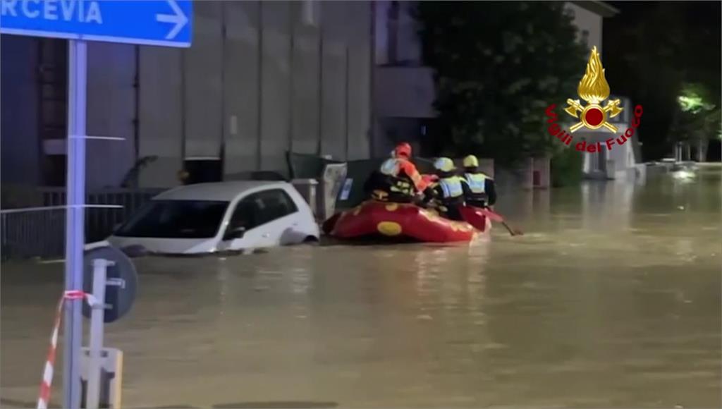 義大利中東部馬爾凱大區，7小時內降下400多毫米雨量，釀成嚴重災情。圖／美聯社、路透社